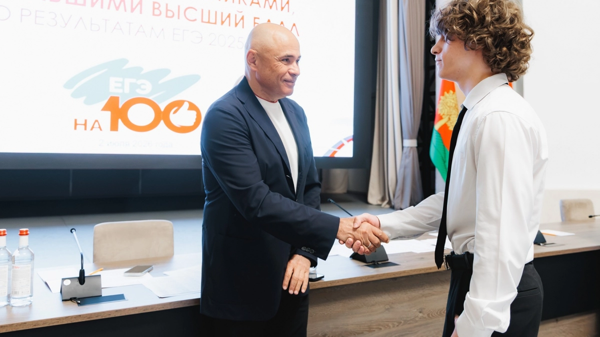 Артамонов встретился с лучшими выпускниками региона