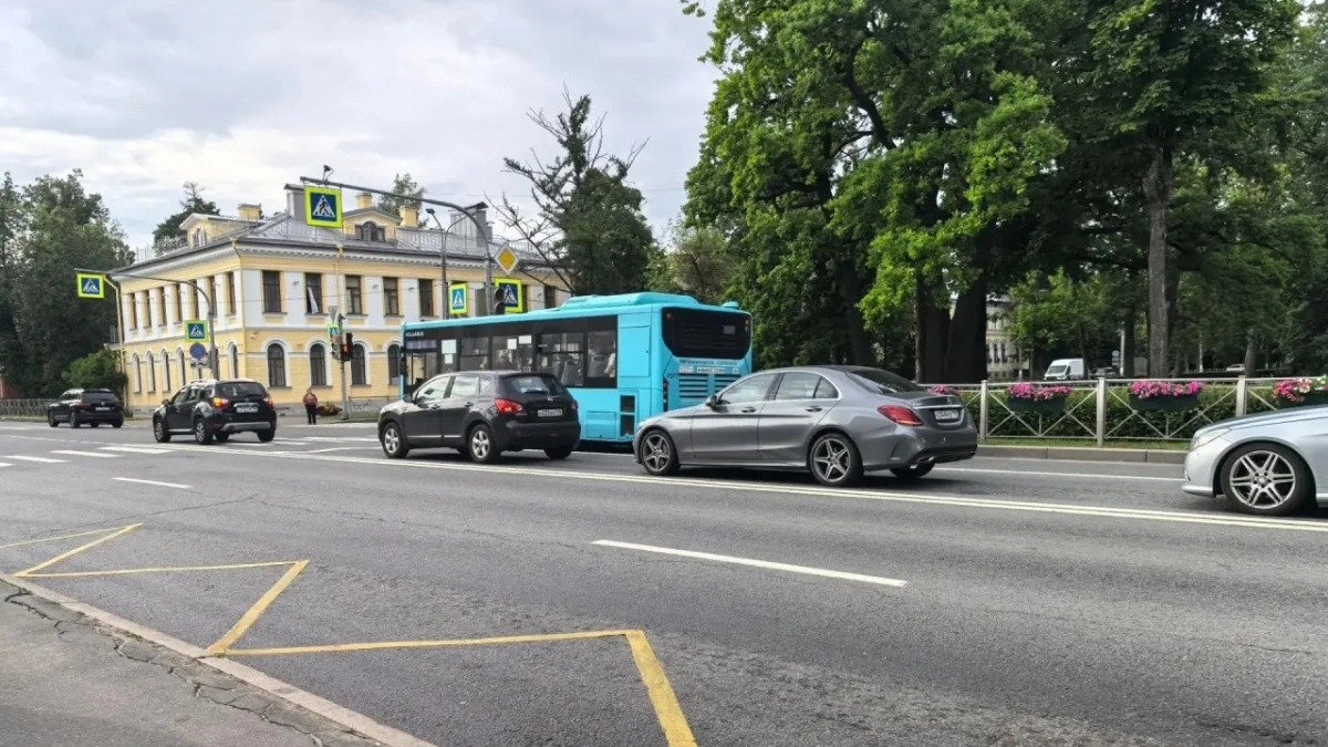 Верховный суд поставил точку в споре: можно ли обгонять экскаватор или трактор через сплошную – ответ автоюриста