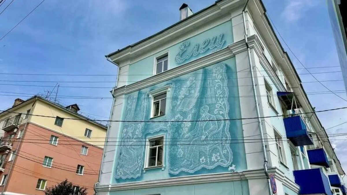 В Ельце художники украсили фасад пятиэтажки гигантским кружевным муралом
