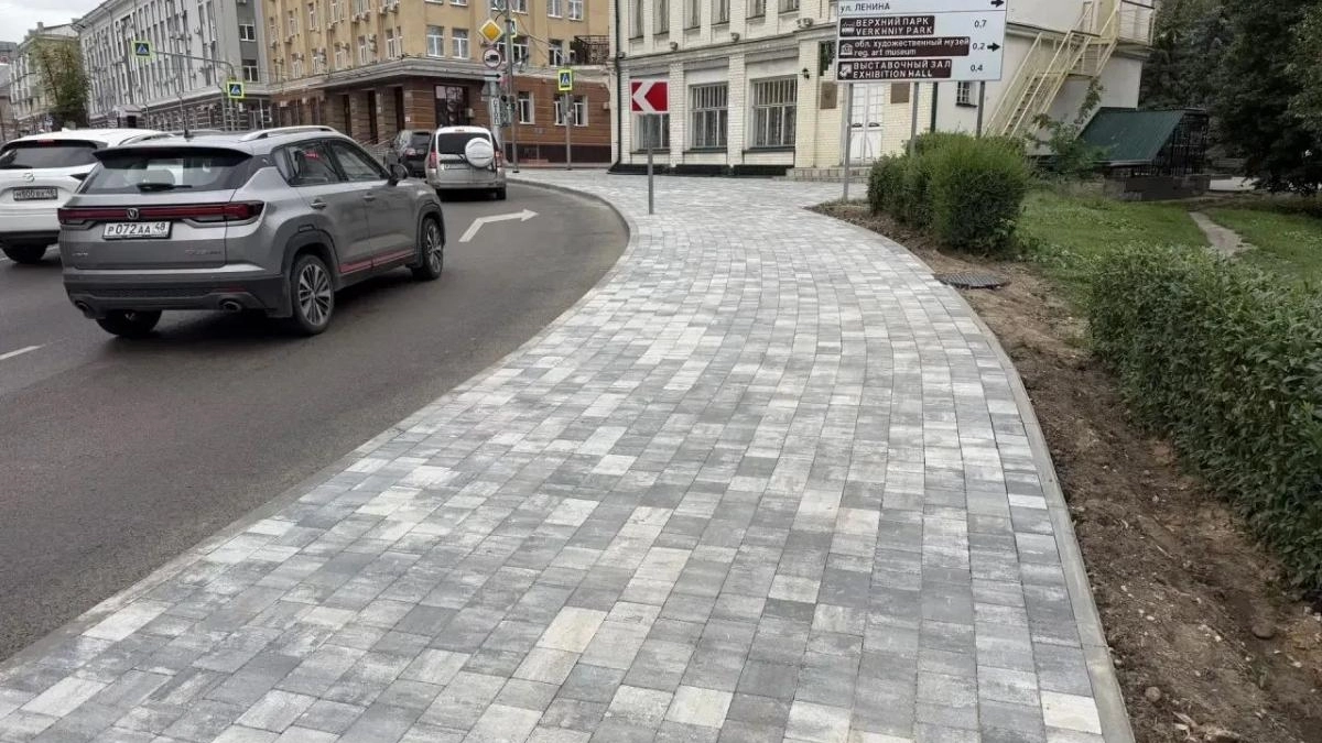 На Петровском спуске закончили ремонт пешеходной зоны