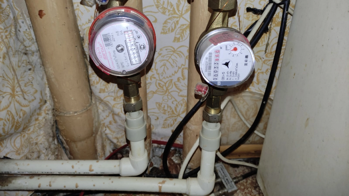 Старые трубы в квартире теперь меняет УК за свой счёт: вот как этого добиться