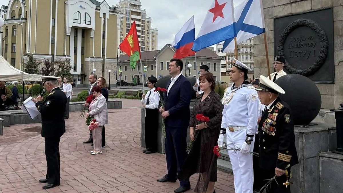 Липецкие моряки отметили День ВМФ на площади Петра Великого
