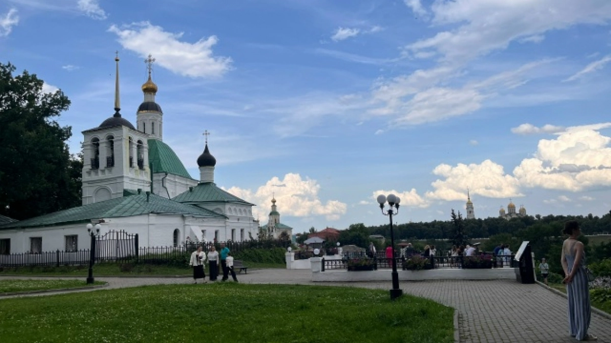 Русский город, расположенный сразу в двух частях света: что было раньше и как он существует сейчас