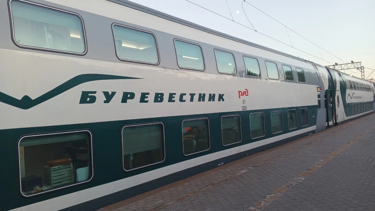 В РЖД запустили вагон, где все купе одноместные: цена ниже СВ, завтрак и билеты включены — можно высыпаться без соседей