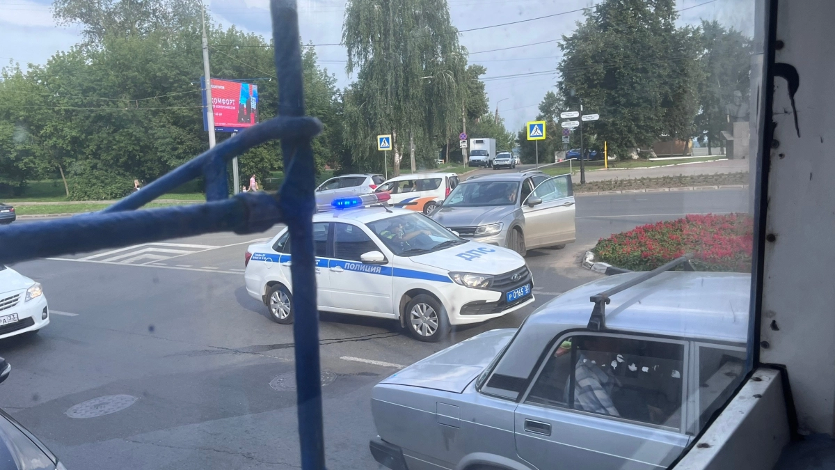 Инспектор ГАИ остановил и требует ключи от машины для погони: отдать или отказать - совет автоюриста