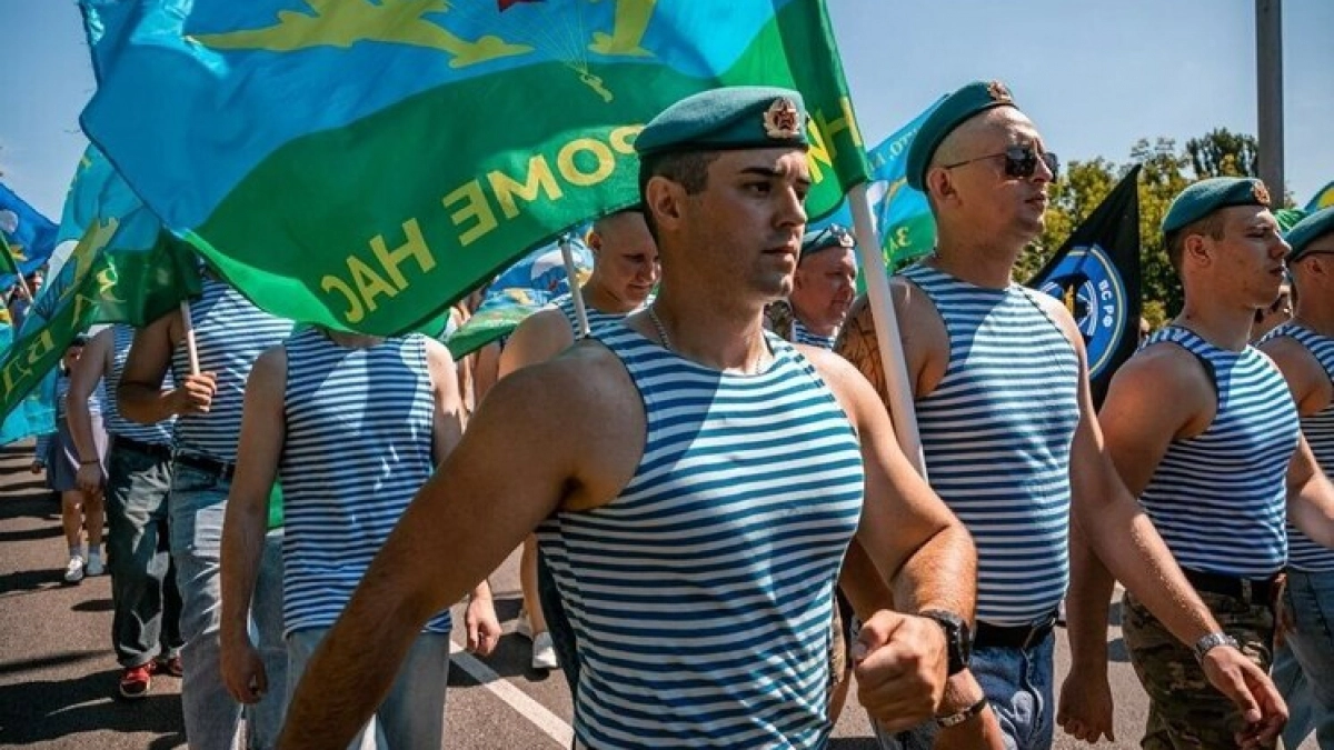 Глава Липецкой области поздравил военнослужащих и ветеранов ВДВ