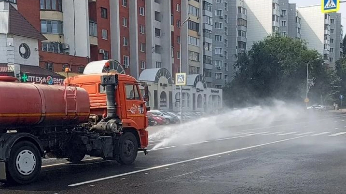 Жара заставила коммунальщиков выйти на полив дорог