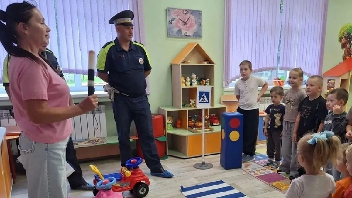 Липецкие госавтоинспекторы организовали занятие для малышей в селе Тростное