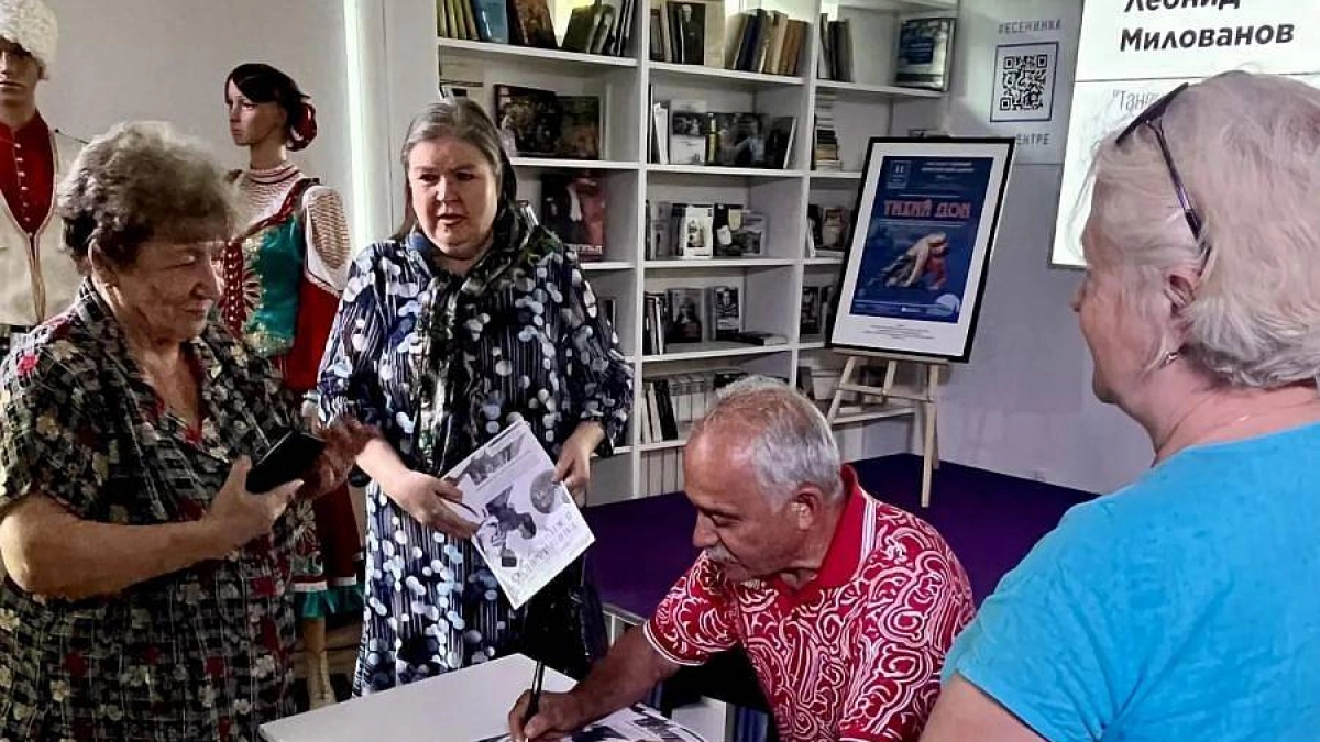 В библиотеке Есенина открылась выставка театра «Казаки России»