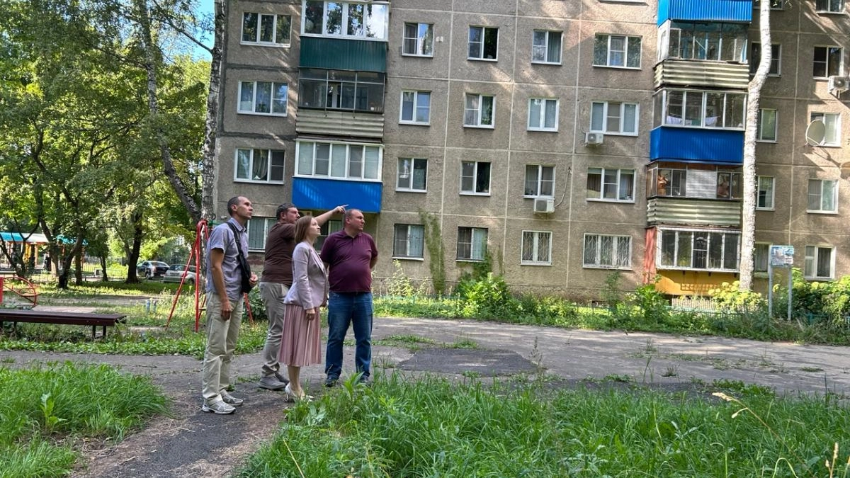 Липецкие коммунальщики обновляют освещение в 15-м микрорайоне