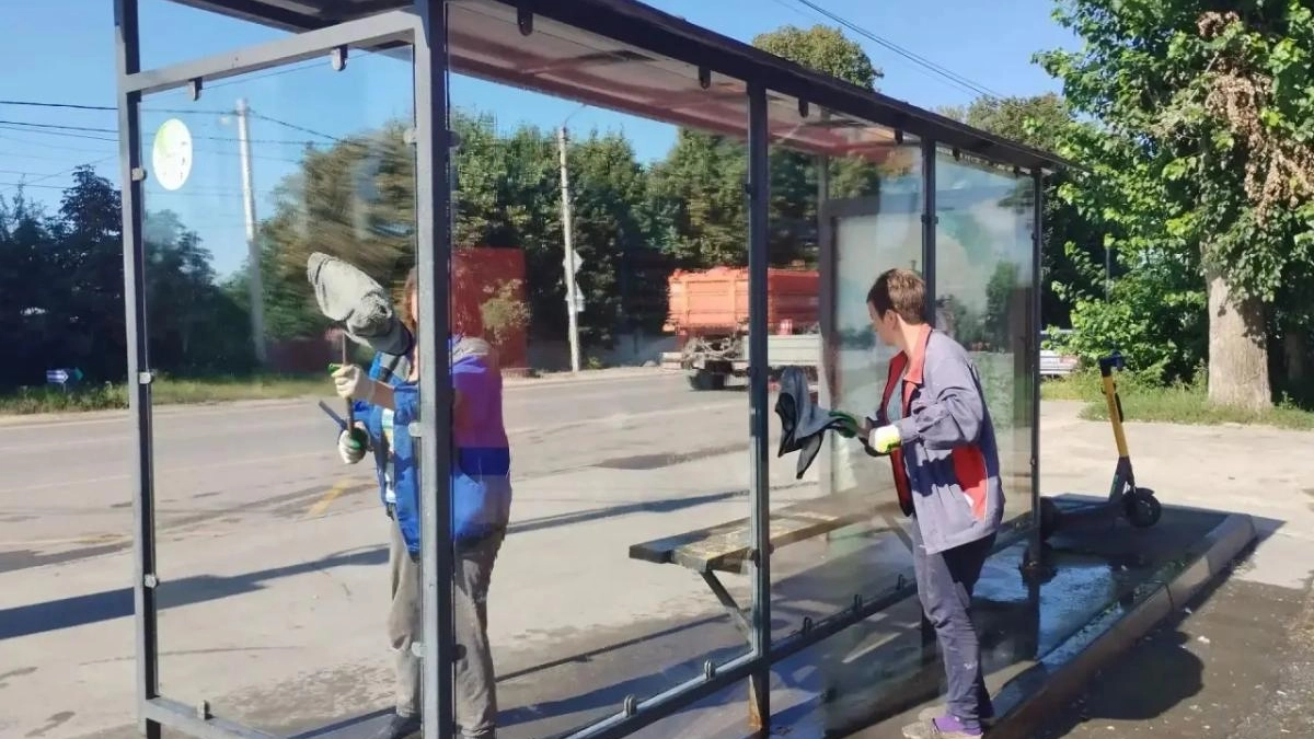 На улице Ударников обновляют остановочные павильоны