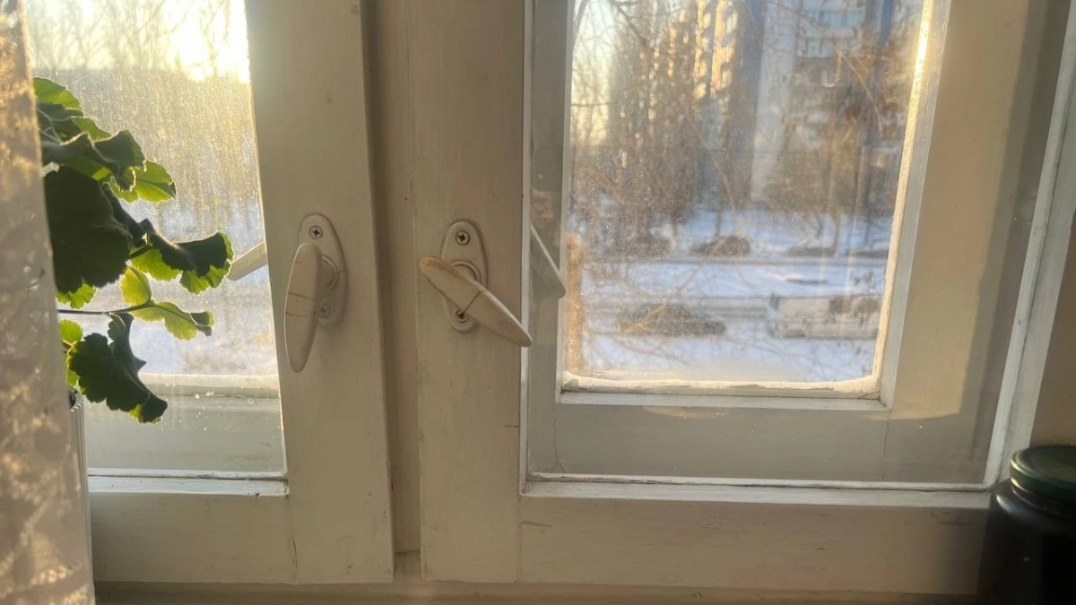 Чайная ложка в воду — и окна становятся невидимыми: стекло сияет, что гости боятся дотронуться