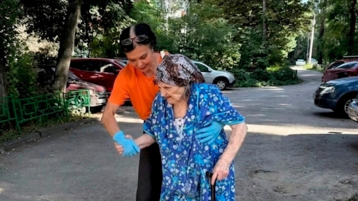Доброволец «ЛизаАлерт» оказала помощь 101-летней липчанке