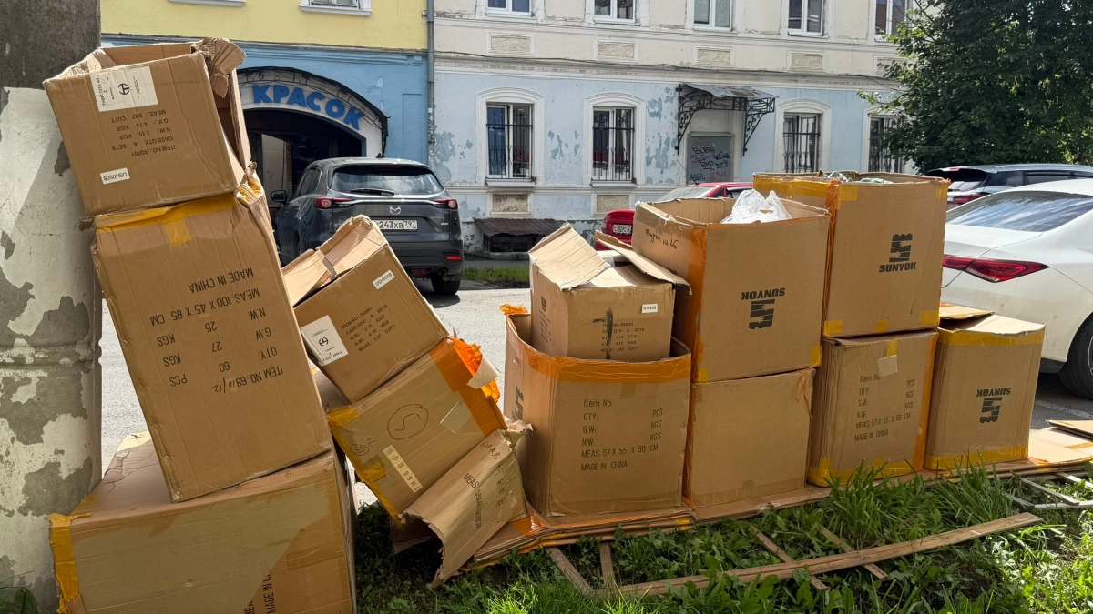 Старые коробки больше не выбрасываю: вот как обычный картон помогает в борьбе с сорняками