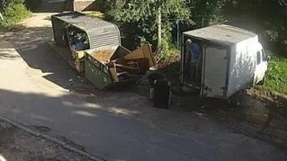 Камеры поймали липецких водителей за выбросом строительного мусора у контейнеров