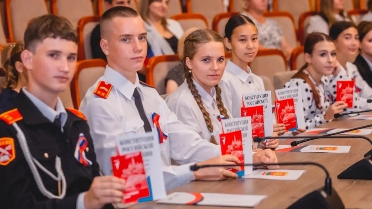 В правительстве Липецкой области вручили паспорта 60 школьникам