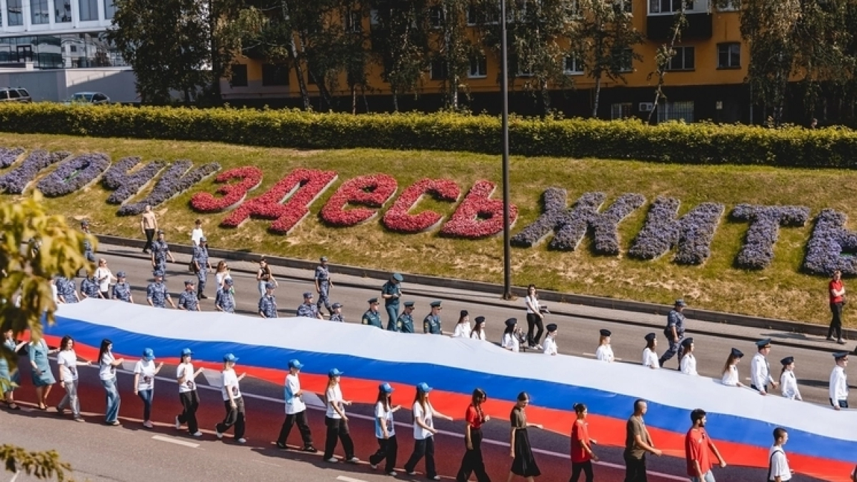 В Липецке шествием с 30-метровым флагом отметили День Государственного символа