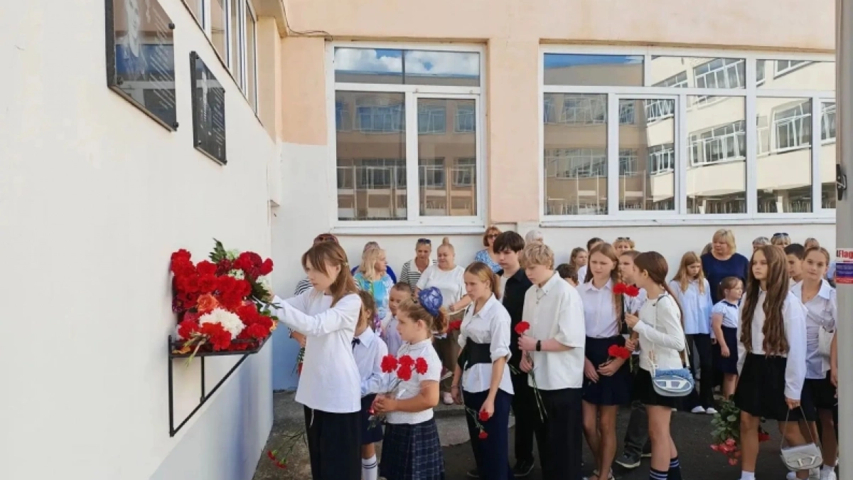В елецкой школе открыли мемориальные доски погибшим выпускникам