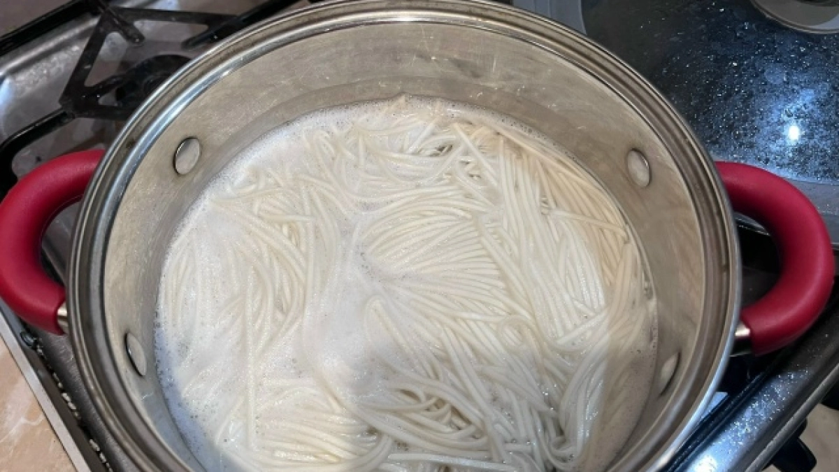 Жарю сухую вермишель на сковороде по-турецки — вкуснее обычных макарон: минимум продуктов и всего 10 минут