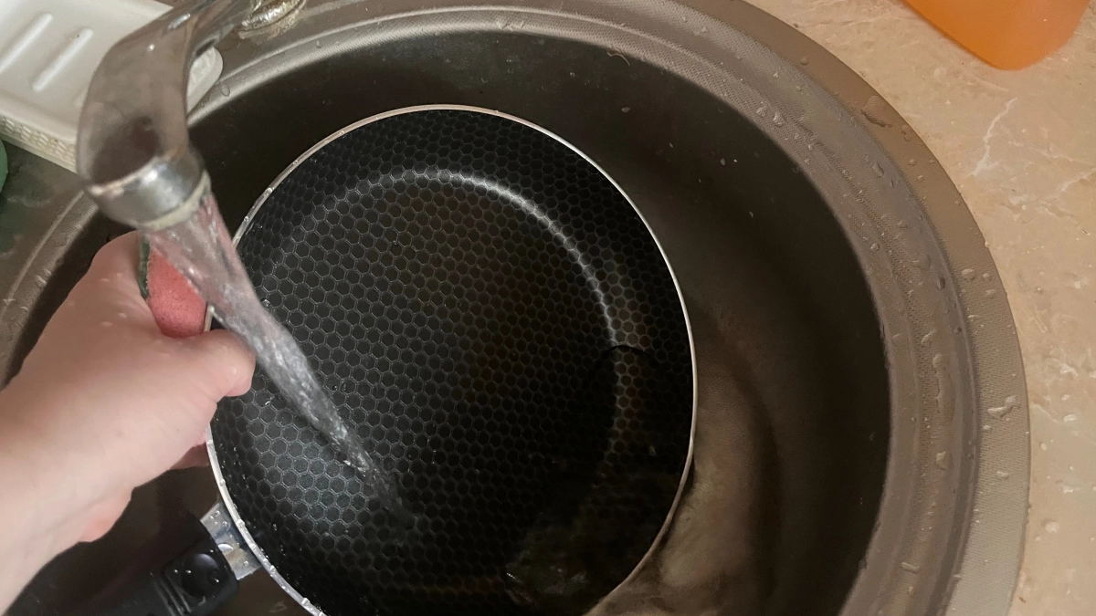 Кладу сковороду в пакет — и нагар отходит кусками: посуда блестит как новая — любуюсь отражением