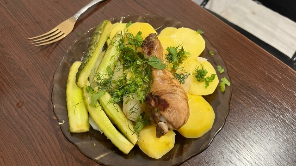 Никакой горечи, твёрдых клубней и вялого укропа: как приготовить картофель в мундирах с селёдкой