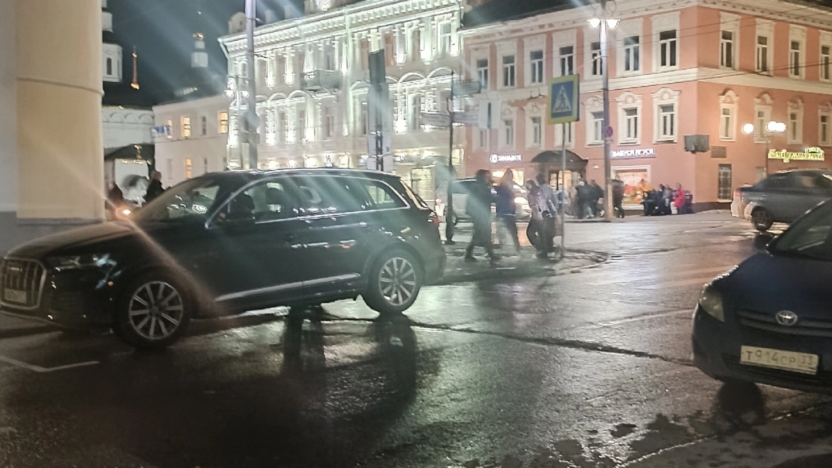 Спасаю днище автомобиля от коррозии за копейки: вот что кладу под коврики – лайфхак для водителей