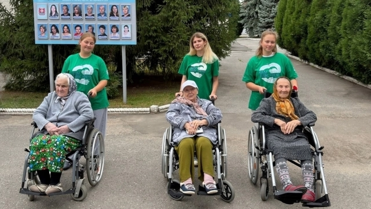 Учащиеся медколледжа помогли персоналу и пациентам учреждения «Долголетие»
