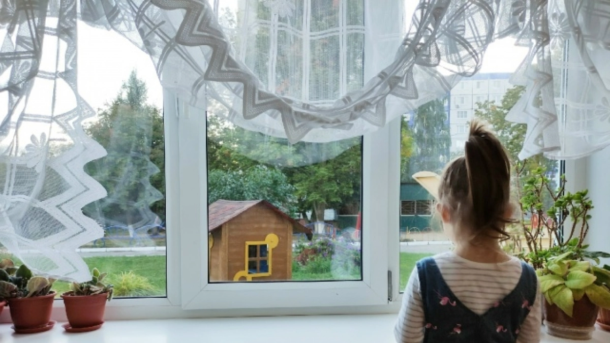 Кладу 3 ложки в воду для мытья окон — и они блестят месяцами, проверенный лайфхак
