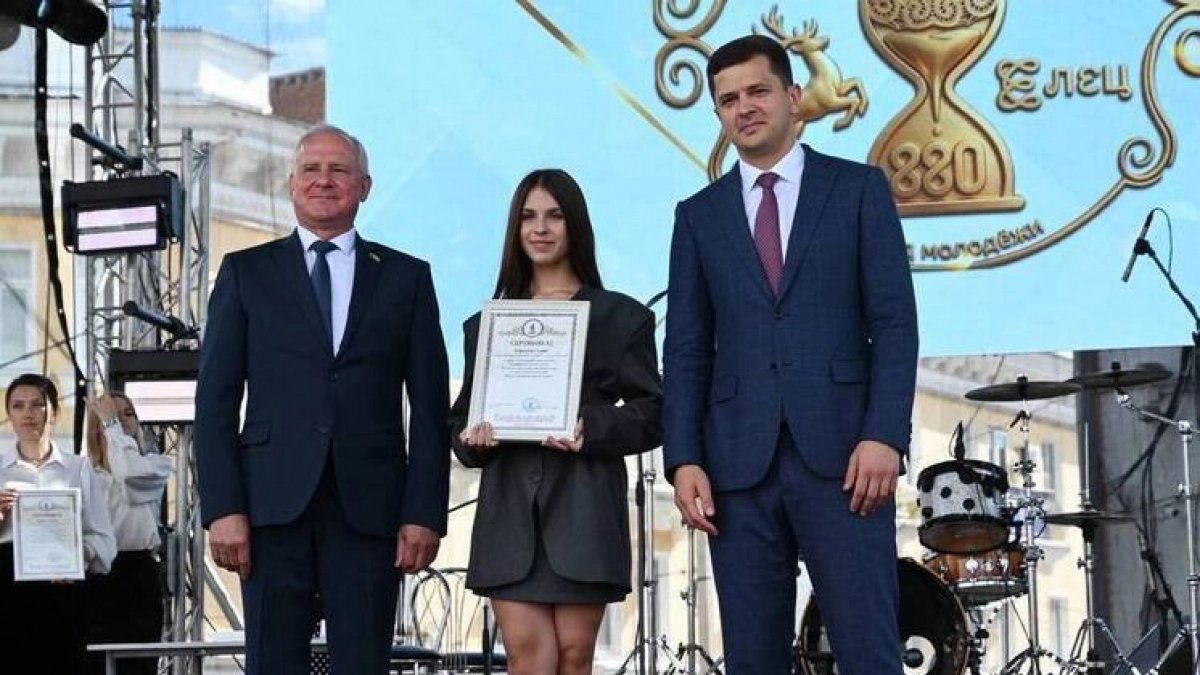 На Доске юных дарований в Ельце появились портреты лучших школьников