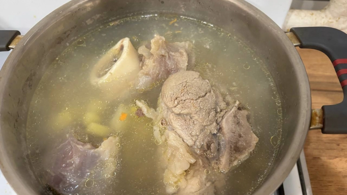 Сливать ли "первую воду" при варке мяса? Шеф-повар поставил точку в вопросе - больше нет никаких сомнений