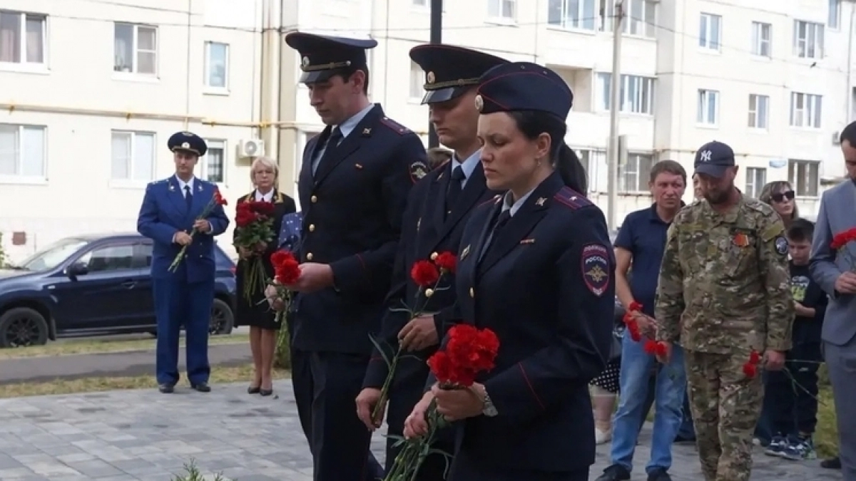 Липецкие полицейские почтили память Героев России Теперика и Белана