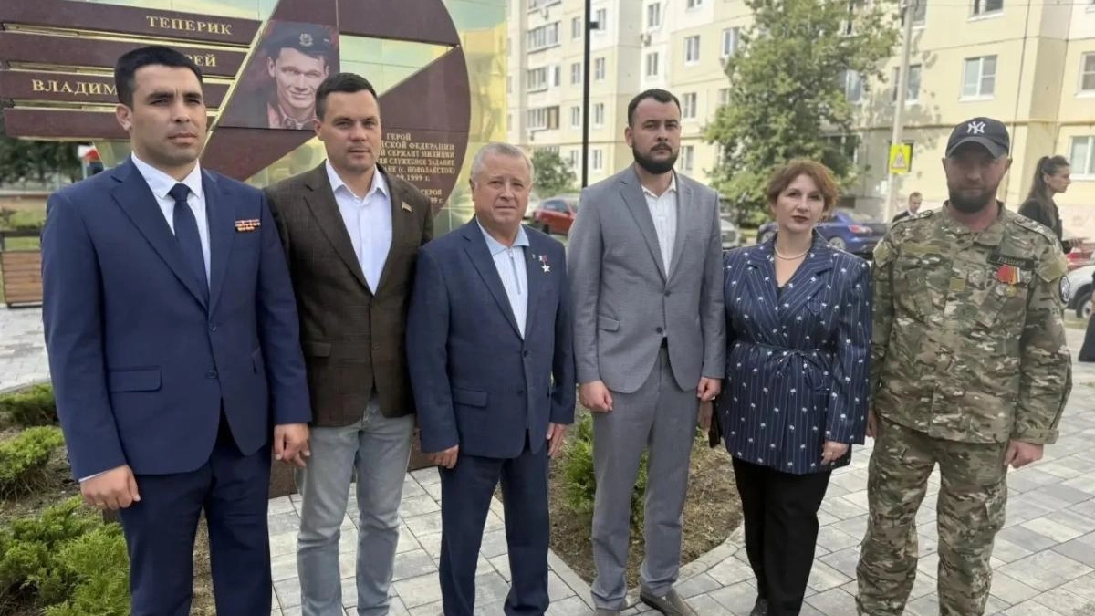 Горожане пришли к памятнику героям в память о трагедии 1999 года