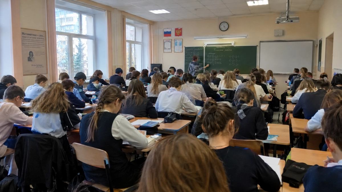 Детей всё больше, школ не хватает: что происходит во Взлётном и Университетском