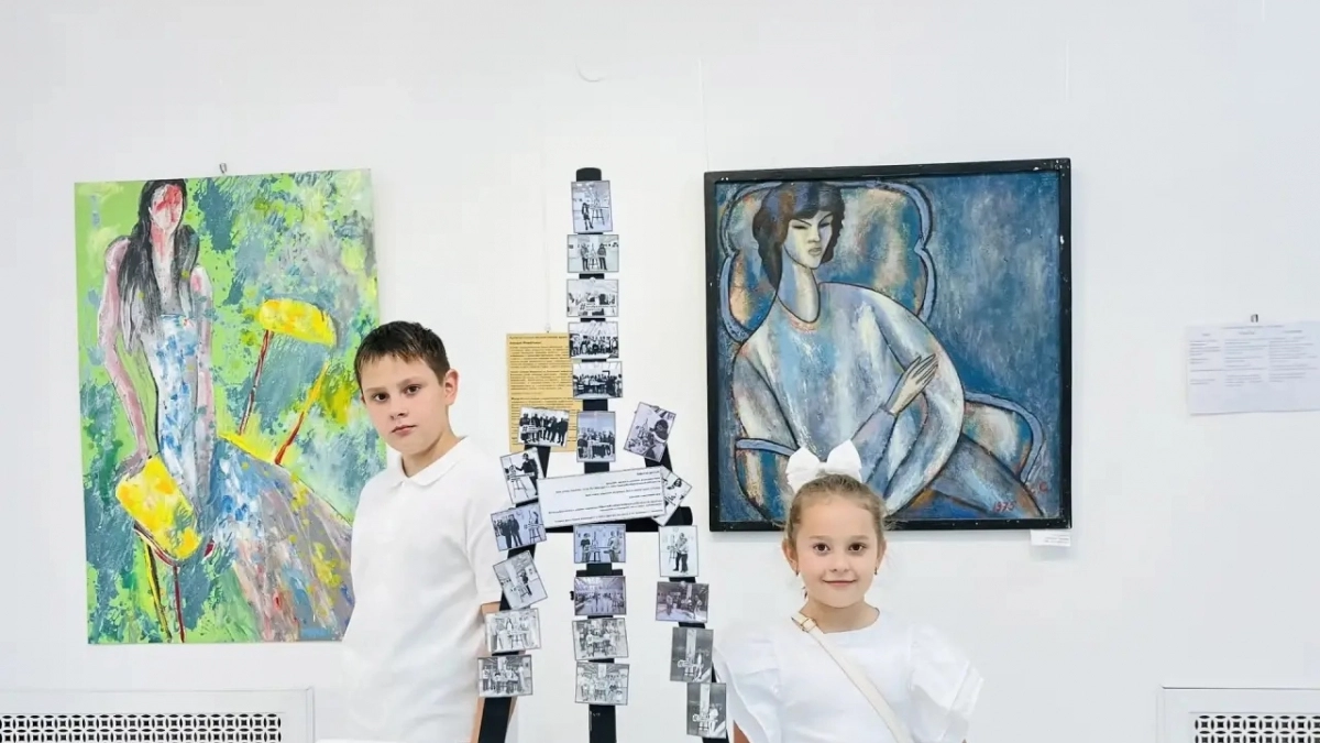 В центре изобразительных искусств повесили картины, которые сравнивают с Матиссом и Поллоком