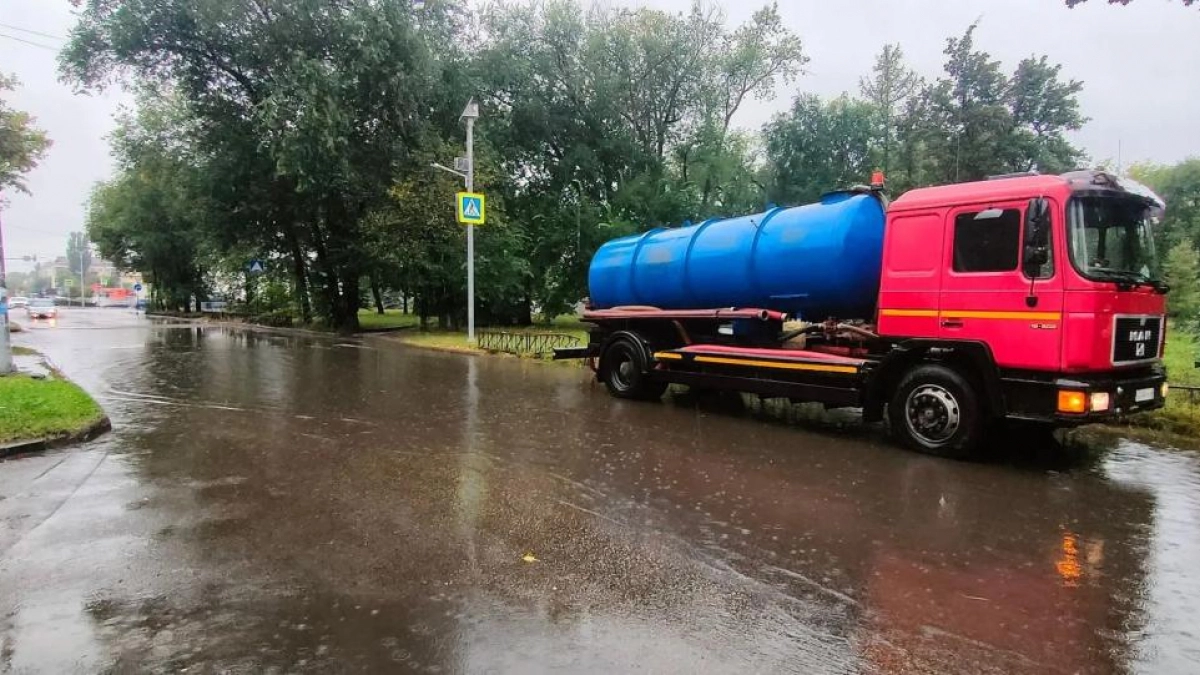 Липецкие дороги затопило: коммунальщики отработали день в усиленном режиме