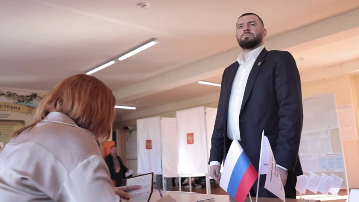 Вице-губернатор Балашов проголосовал в родной школе в Ссёлках