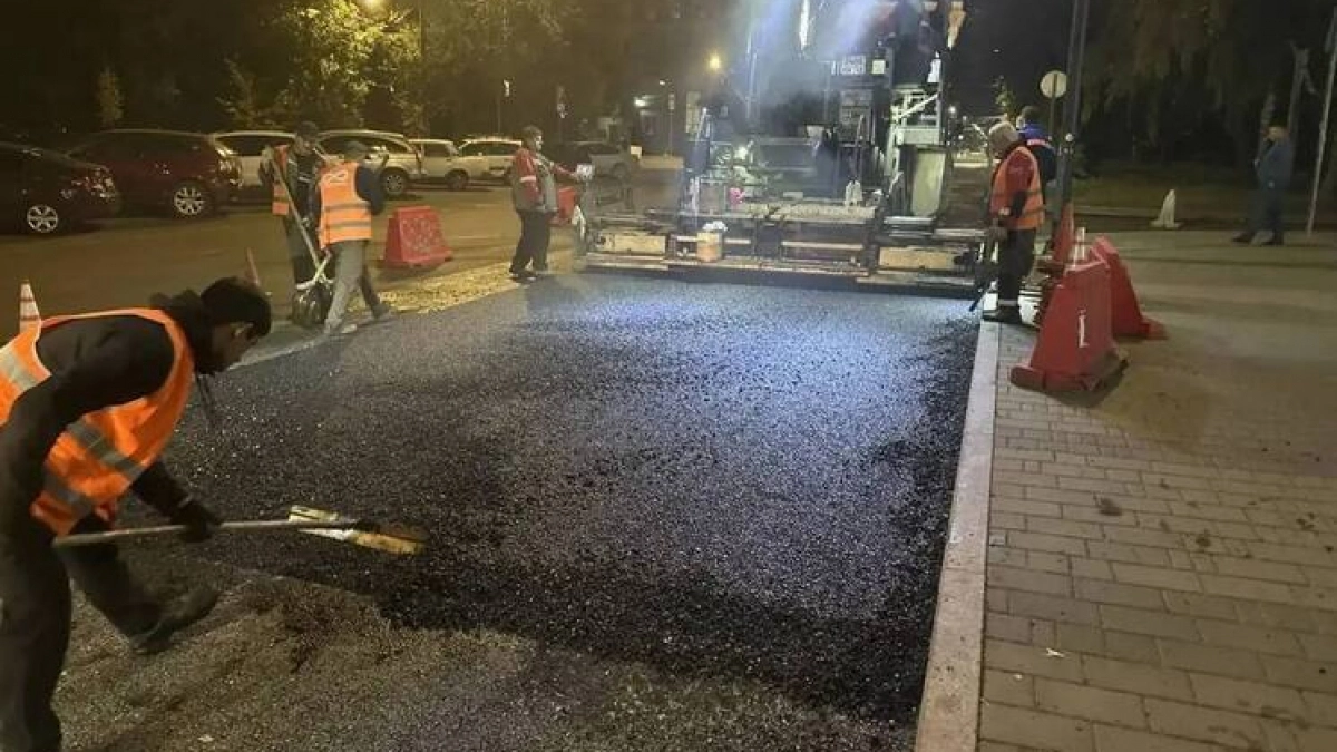 В Липецке на улице Первомайской укладывают финишный слой асфальта
