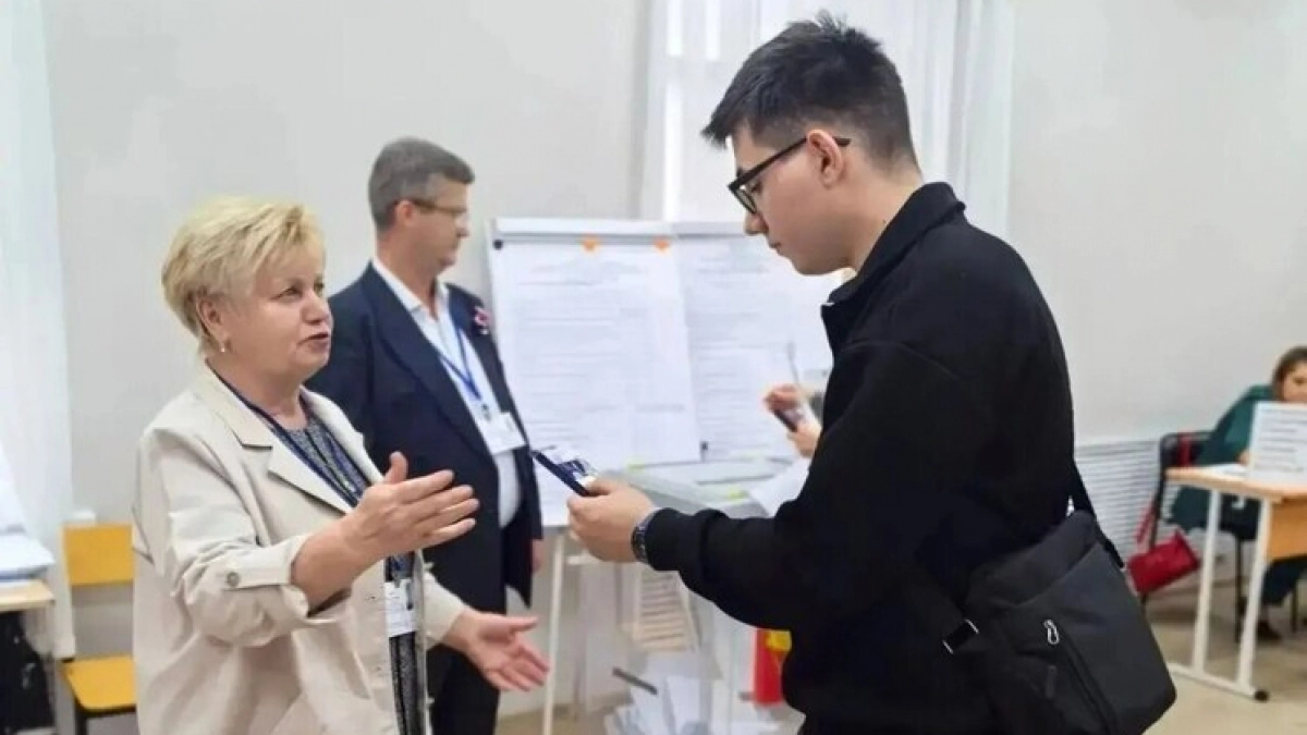 В Елецком округе впервые голосующим избирателям вручают памятные сувениры