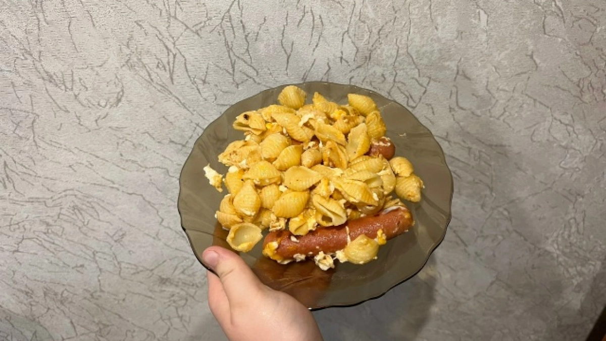 Про это блюдо часто забывают, а оно простое и вкусное — берём макароны, яйца и сыр