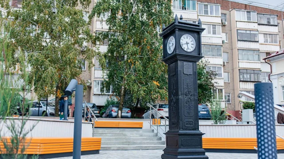 На улице Фрунзе открыли обновлённый сквер с часами