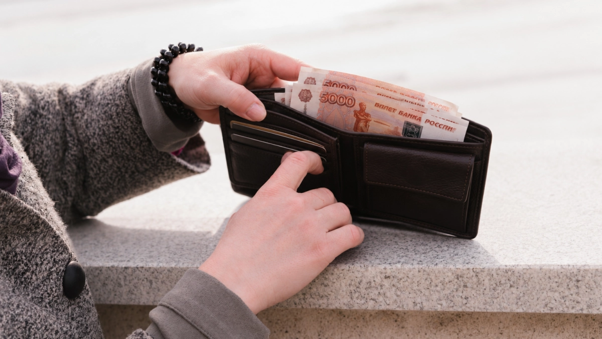 В Ельце женщина украла кошелёк с 6000 рублей и сыграла невинность перед камерами