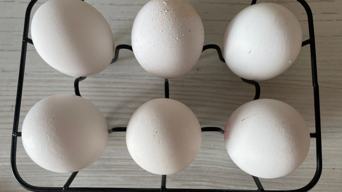 Как легко очистить варёные яйца: добавьте это в кастрюлю — и скорлупа отойдёт сама