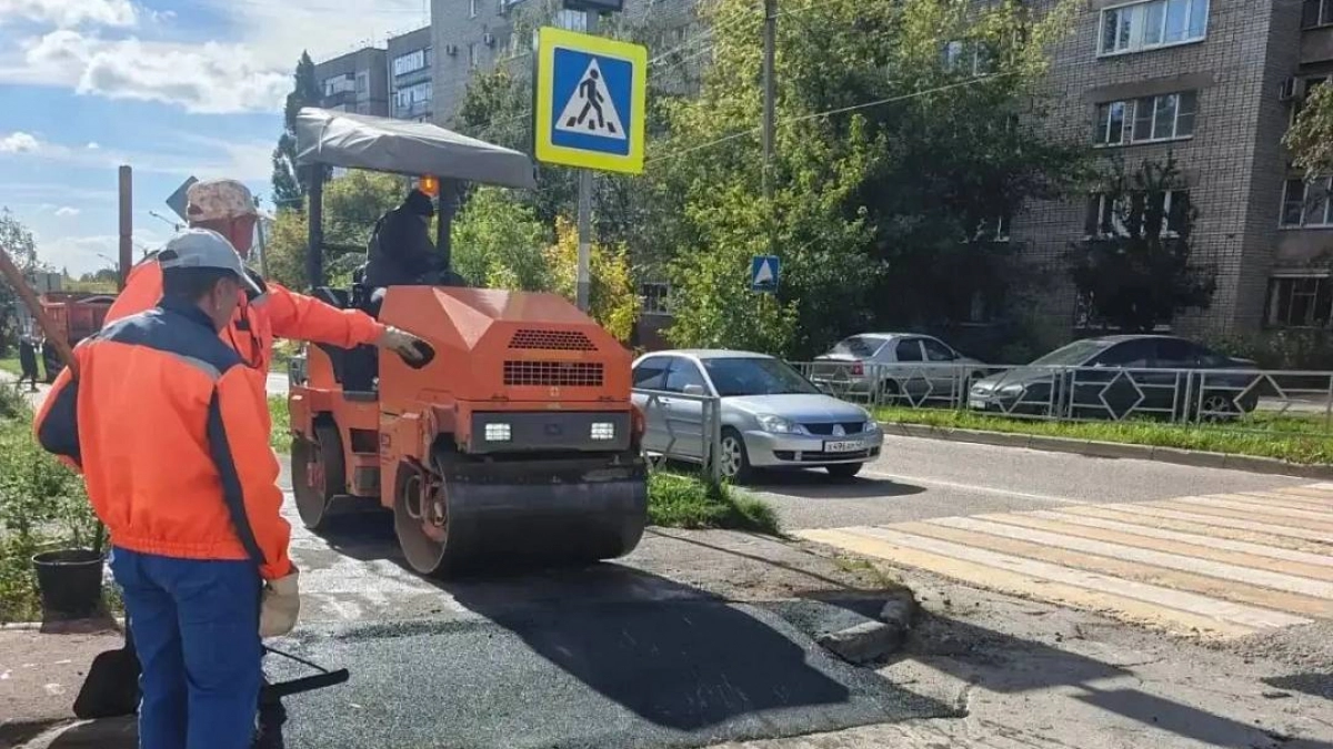 Липецкие дорожники закрыли выбоины сразу на нескольких улицах