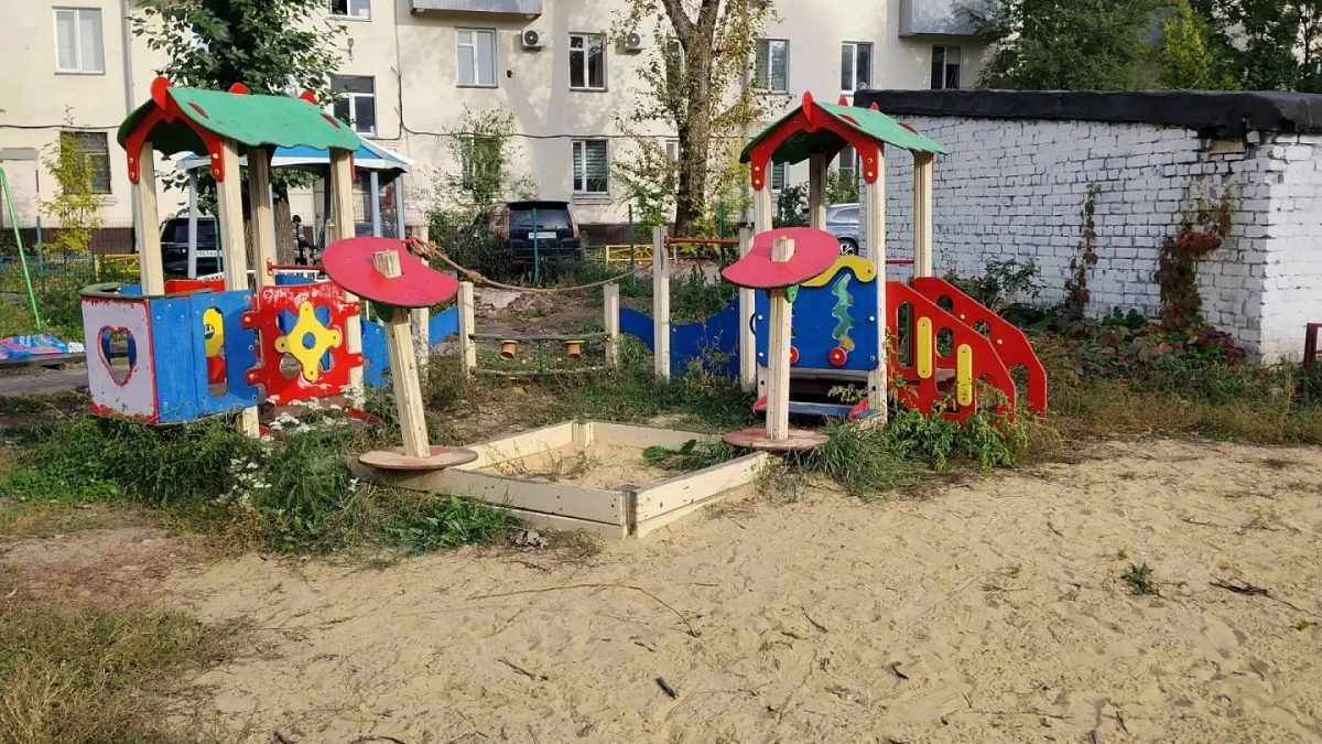 На улице Катукова и в скверах города убрали листву и мусор