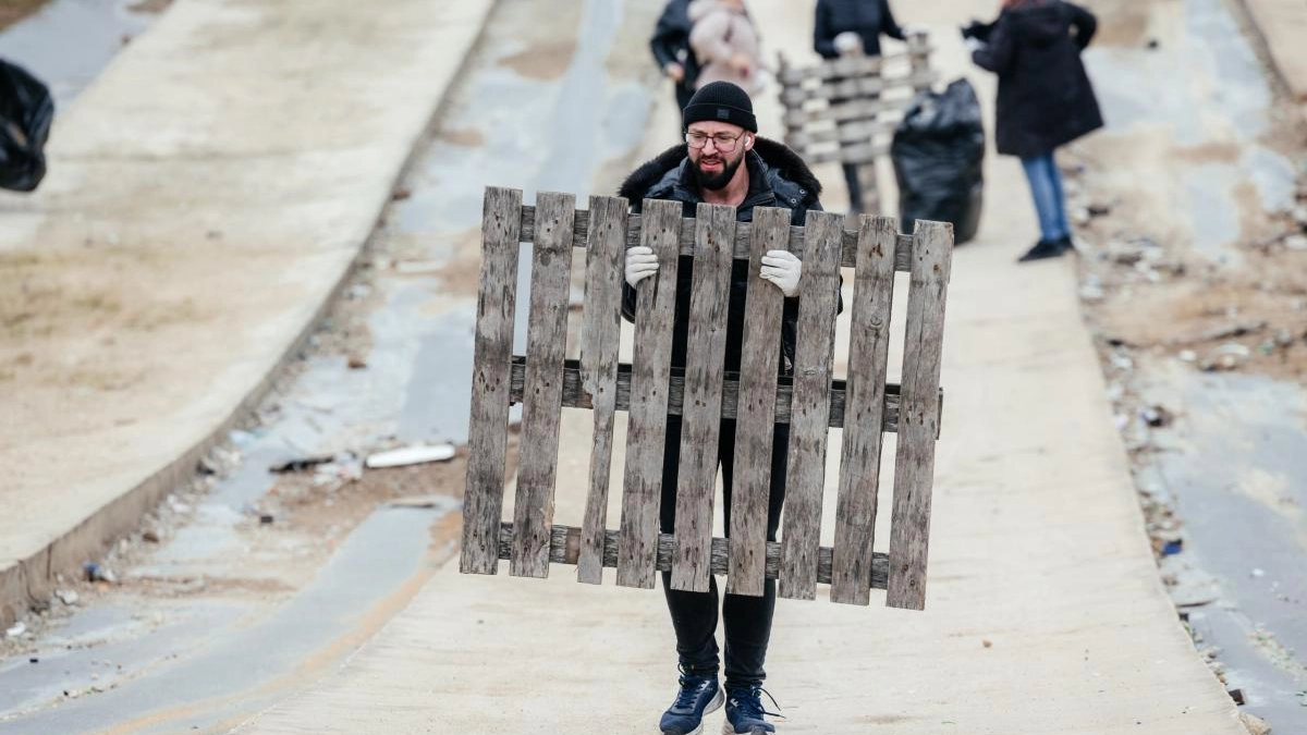 Липецкий парк очистили от старых шин и паллет