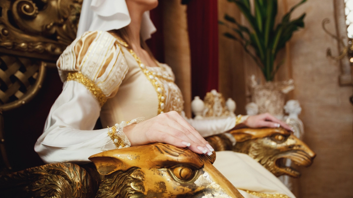 Бледная кожа и длинные пальцы: какие черты считают аристократичными