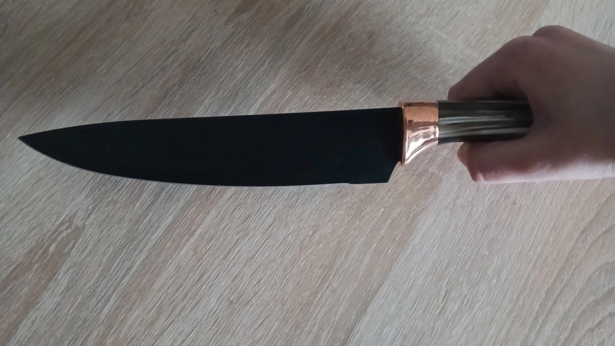 Беру 2 пластиковые крышки и бумагу: ножи режут как японские мечи — гениальная хитрость для кухни без точилки