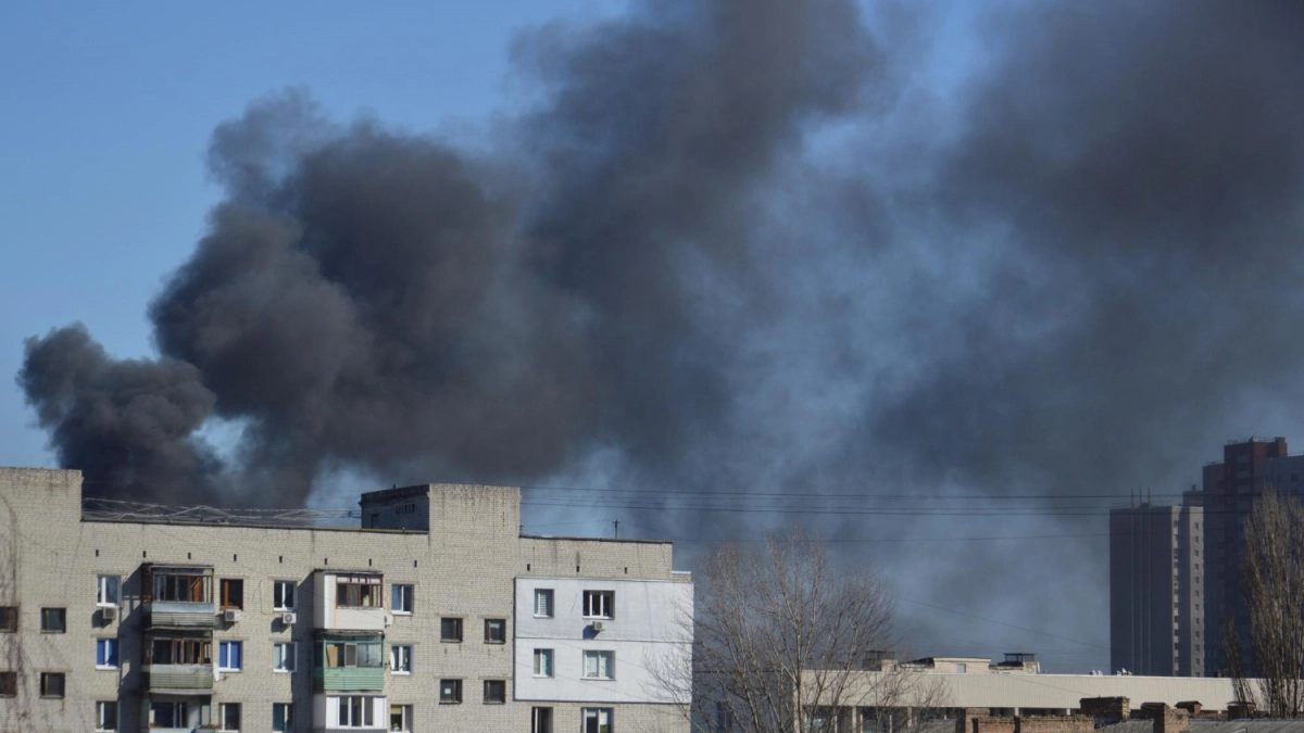 Обломки беспилотника сожгли шесть машин во дворе на Бунина