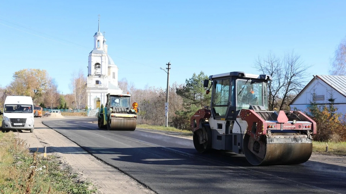 Данковском округе обновляют 9 км дороги через старинное село