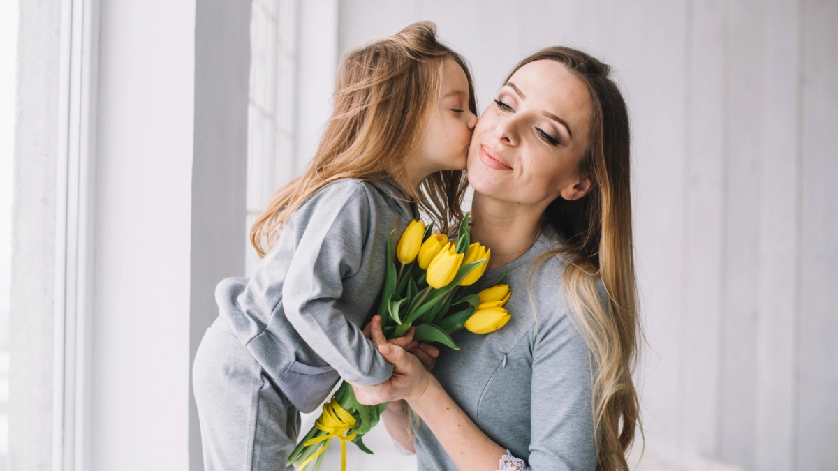 Не цветы и не конфеты - что подарить на День матери: 6 бесценных подарков, которые согреют мамино сердце и запомнятся на годы